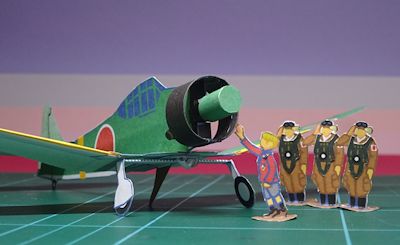 映画「太陽の帝国」での主人公の少年と零戦搭乗員との交流シーンをペーパークラフトで再現。
	テキサン改造零戦52型のプロフィール機と、平面の側面形で表現した少年や搭乗員たちが並んでいる。