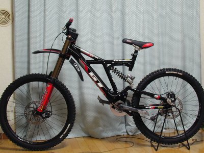 DHi Race Side View